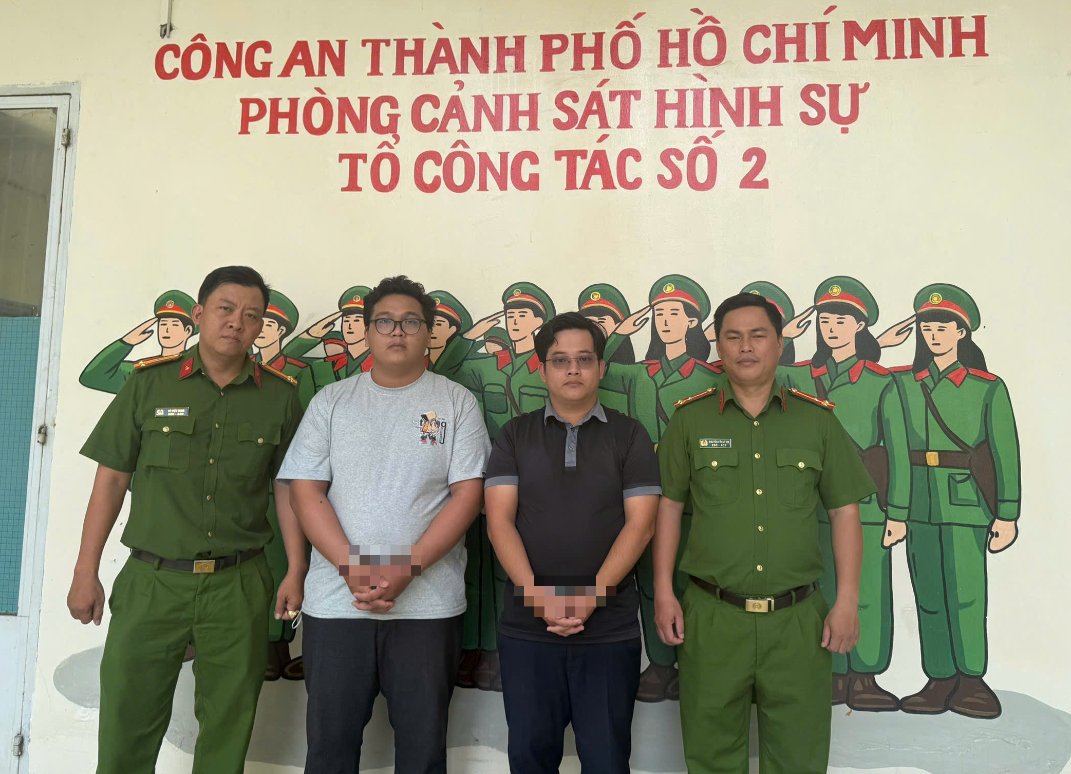 Công an TP.HCM bắt 2 người dùng giấy tờ giả thuê xe tự lái rồi mang đi cầm cố - Ảnh 1.