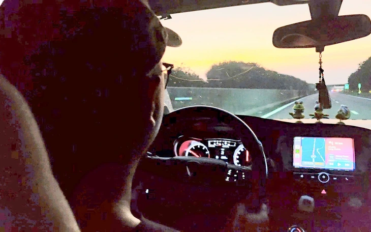 Công an TP.HCM bắt 2 người dùng giấy tờ giả thuê xe tự lái rồi mang đi cầm cố - Ảnh 1.