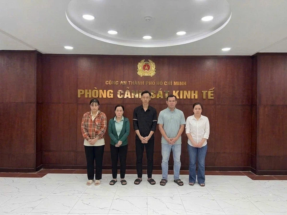 Công an khởi tố Lâm Thị Mộng Linh, Trần Thị Phương, Trần Quốc Trung, Kiều Hoàng Nhã, Lâm Thị Kim Nương (từ trái qua) để điều tra. Ảnh: CA z7641239979946_c7fb774e070581908e5ad554f370730e.jpg