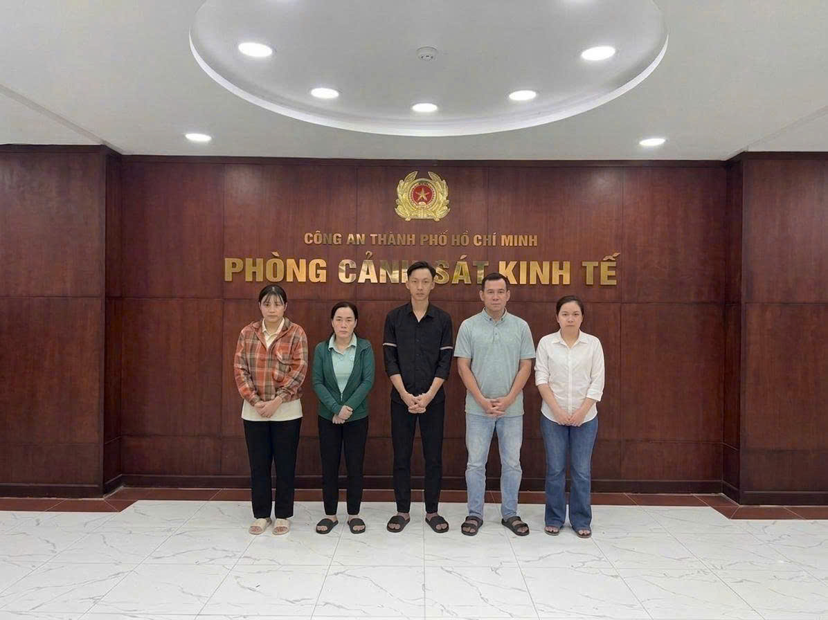 Công an TP.HCM bóc trần đường dây 'hô biến' kem trộn thành hàng ngoại 1 Công an TP.HCM bóc trần đường dây 'hô biến' kem trộn thành hàng ngoại - Ảnh 1.