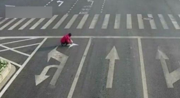 Thấy nút giao ùn tắc, người đàn ông tự mang sơn ra vẽ thêm vạch kẻ đường: Công an ập đến phạt hơn 3,8 triệu đồng- Ảnh 1.