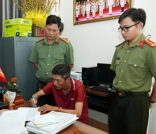 Hàng loạt người liên tục chuyển khoản tổng cộng 13 tỷ đồng để đáo hạn ngân hàng: Công an khởi tố 1 người đàn ông SN 1985- Ảnh 1.