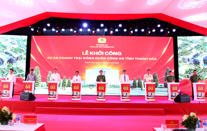Bộ trưởng Công an Lương Tam Quang và lãnh đạo tỉnh Thanh Hoá ấn nút khởi công dự án chiều 27/3. Ảnh: Lê Hoàng
