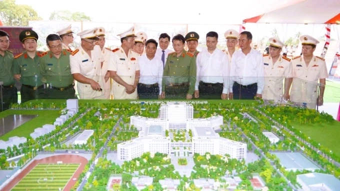 Các đại biểu quan sát phối cảnh dự án doanh trại đóng quân Công an tỉnh Thanh Hóa. Ảnh: Lam Sơn