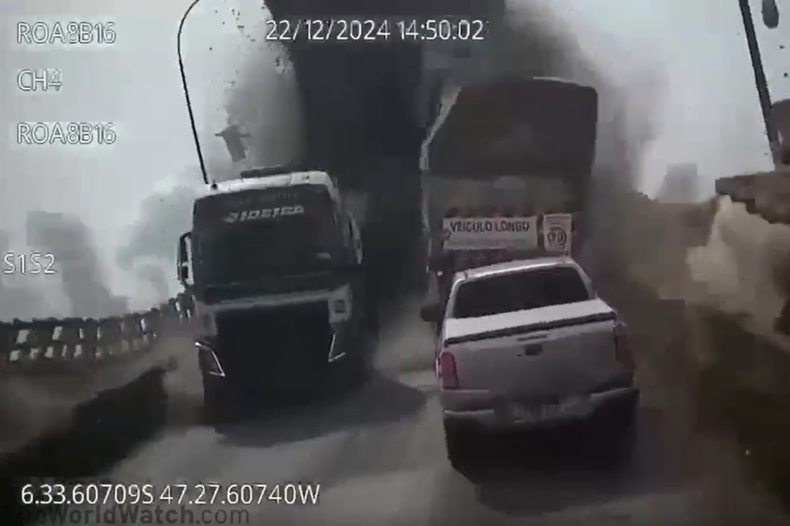 Công bố video vụ sập cầu kinh hoàng khiến 14 người tử vong, 3 người mất tích, hàng loạt phương tiện rơi xuống sông- Ảnh 1.