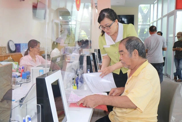 Công chức sau sáp nhập khẩn thiết mong tăng lương cơ sở trong tháng 3- Ảnh 1.