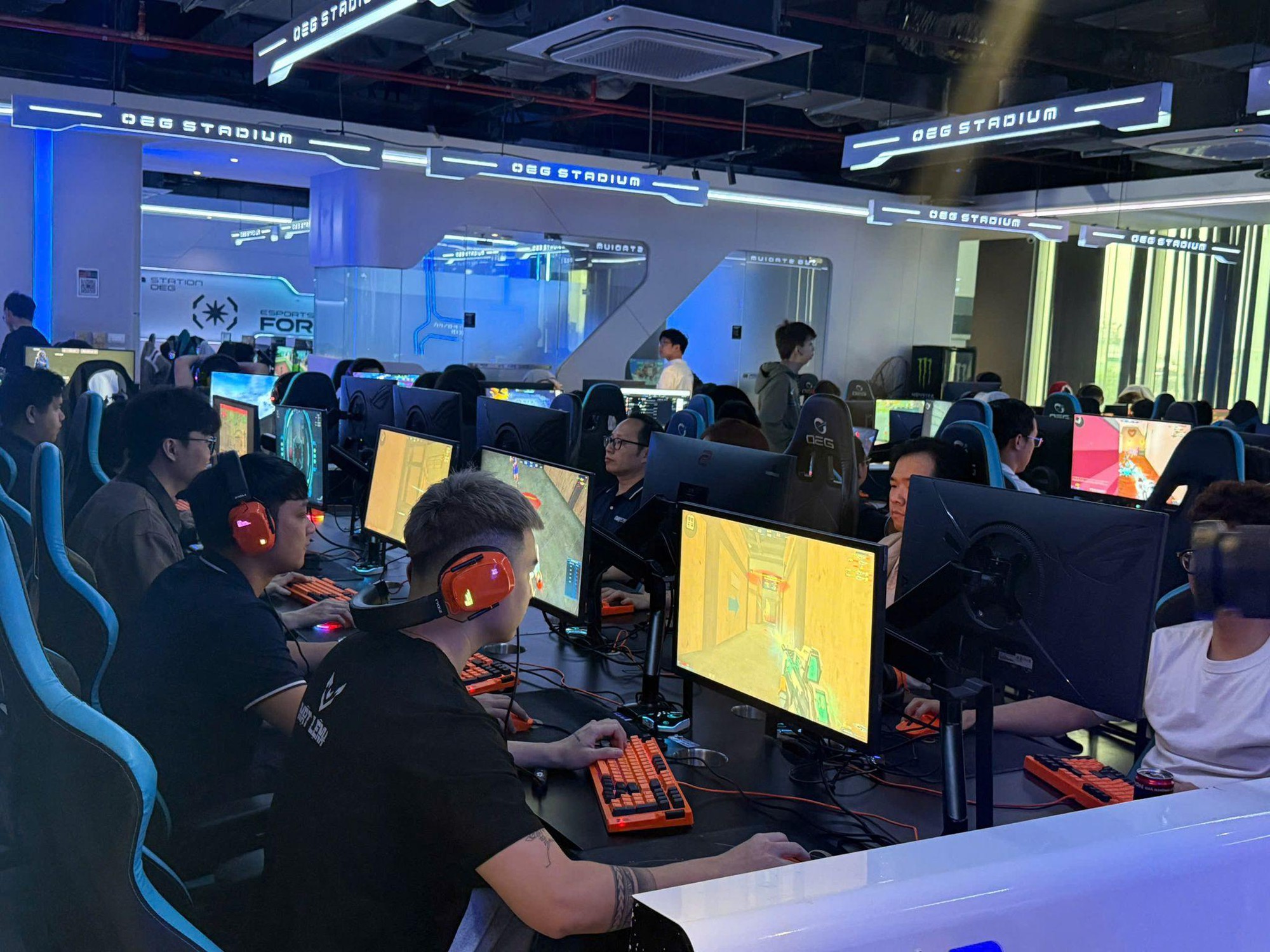 Game “Mật Lệnh” đổ bộ: Cộng đồng FPS chật kín khán phòng, Rambo xuất hiện là bùng nổ!- Ảnh 1. Game “Mật Lệnh” đổ bộ: Cộng đồng FPS chật kín khán phòng, Rambo xuất hiện là bùng nổ!- Ảnh 1.