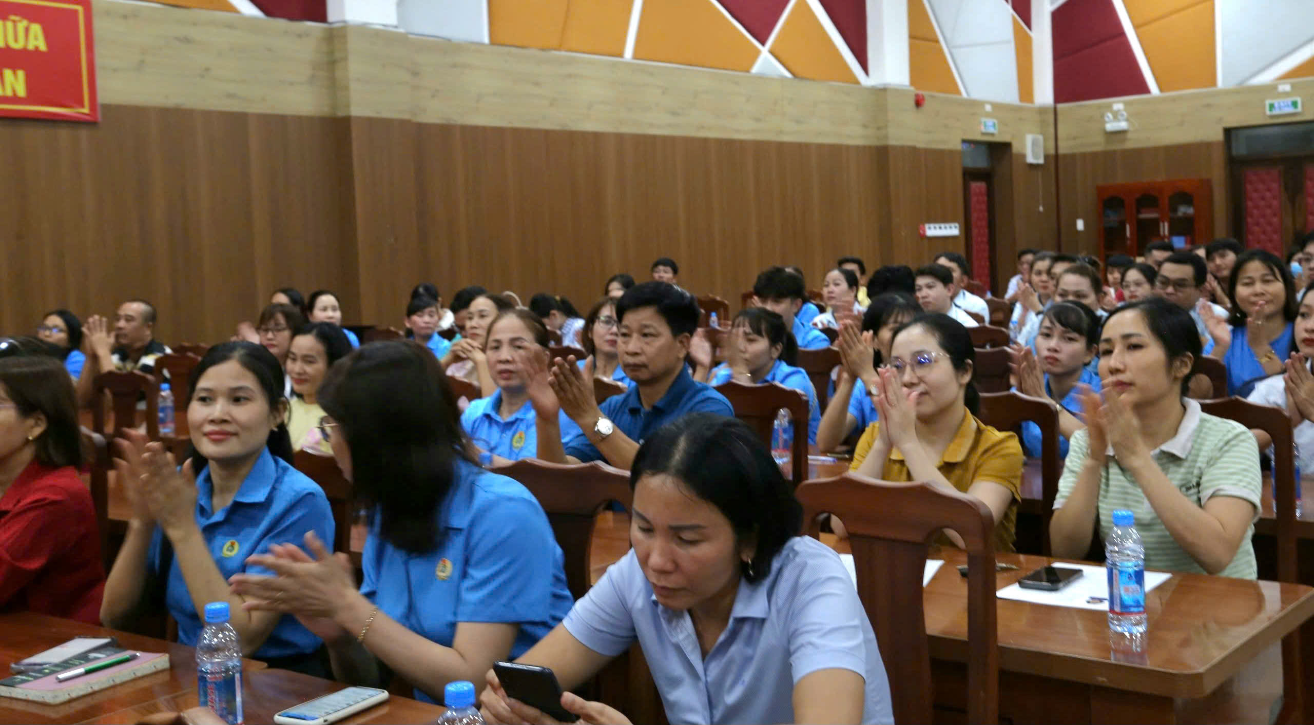 Ứng viên Đại biểu Quốc hội đau lòng khi tiền lương công nhân chỉ đủ sống, chưa có tích luỹ - Ảnh 1.