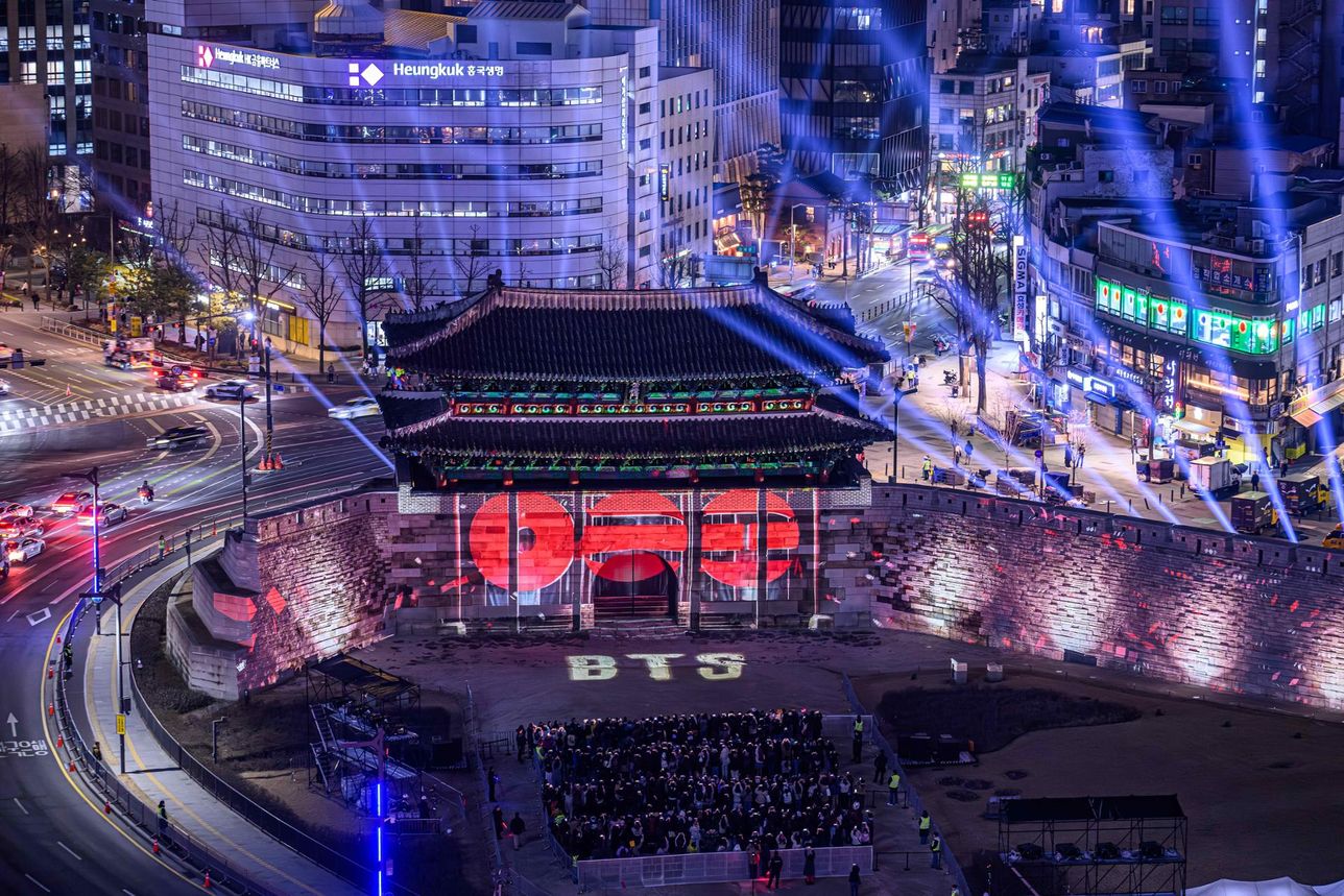 Seoul phủ tím: Cổng thành Sungnyemun, tháp Namsan, hàng nghìn drone trên sông Hàn và hơn thế nữa!- Ảnh 1.