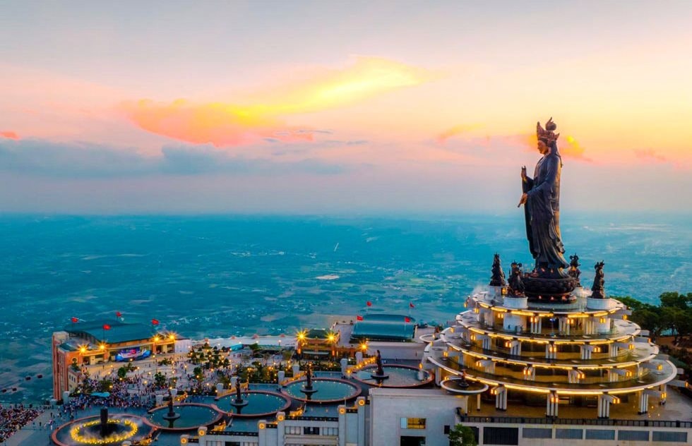 Công trình làm bằng 170 tấn đồng đỏ do chính người Việt tạo tác bằng công nghệ châu Âu, đã vượt Trung Quốc để lập kỷ lục cao nhất châu Á- Ảnh 1.