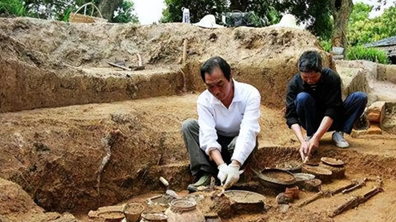 Đào sâu 0,8m, đội công nhân phát hiện hơn 5 kg vàng: Công trường xây dựng lập tức bị phong tỏa- Ảnh 1.