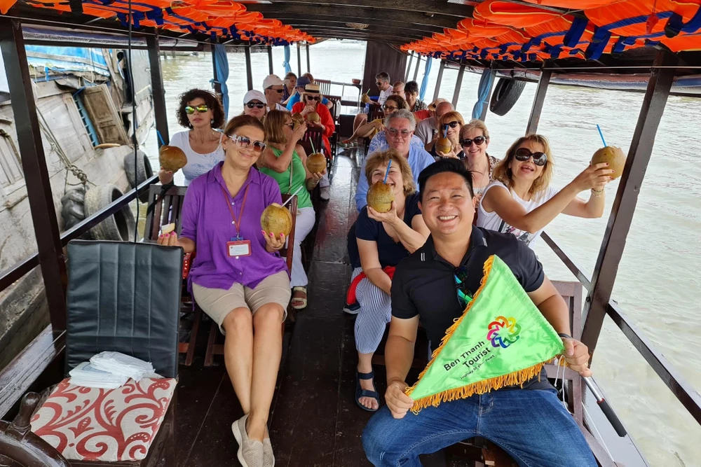 Du khach quoc te kham pha van hoa song nuoc mien Tay.jpg