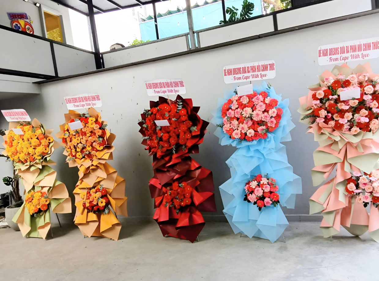 Công ty giải trí đầu tiên ở Việt Nam bị fan gửi hoa khiếu nại- Ảnh 1.