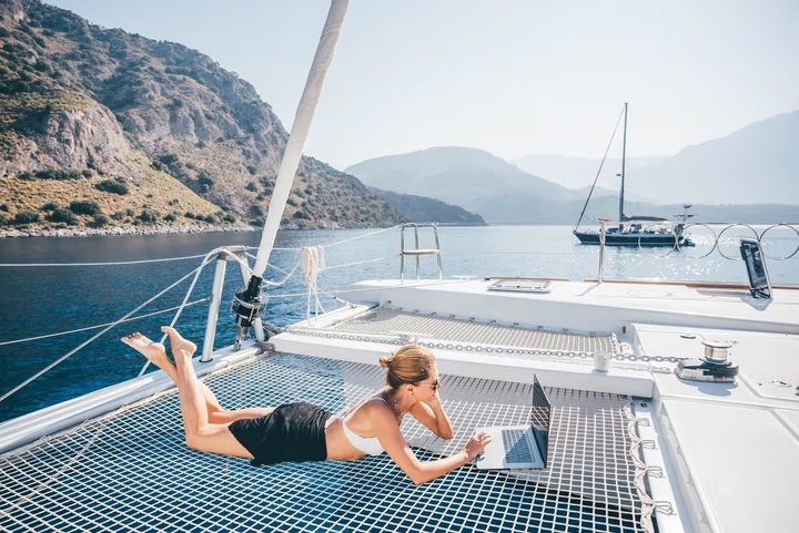 Công việc không cần bằng cấp giúp cô gái du lịch miễn phí, 24 tuổi đã mua nhà- Ảnh 2.