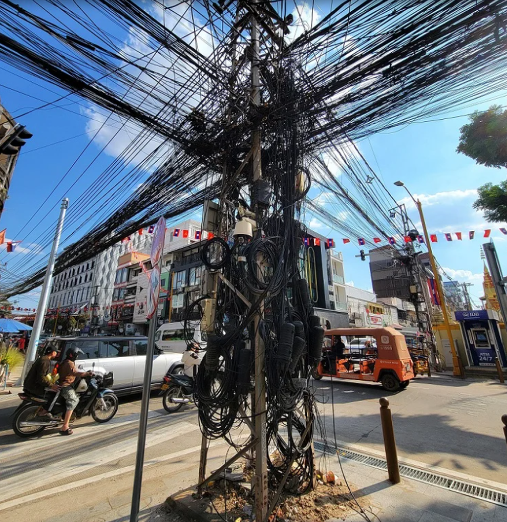 Cột điện chằng chịt dây, rối như mạng nhện ở Lào bỗng nổi tiếng - 1