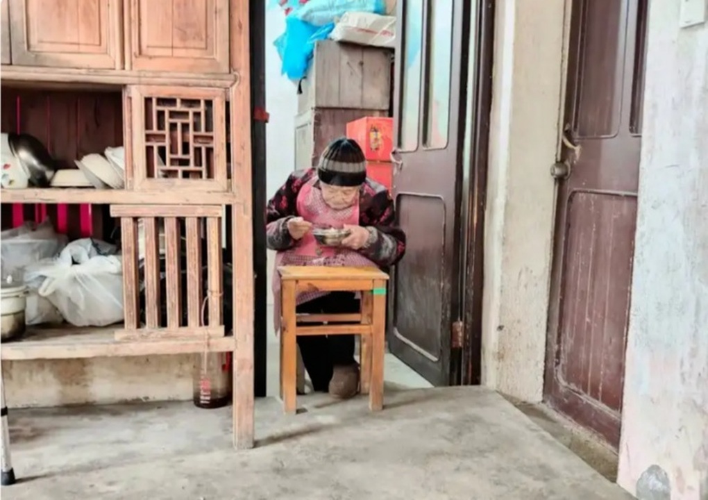 Cụ bà 102 tuổi và chế độ ăn ngủ “độc lạ”, 50 năm gần như không vào viện - 1