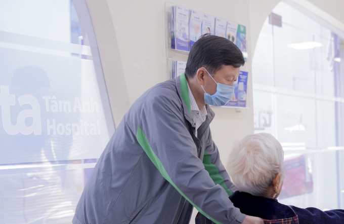 Bà Ngọc được con trai đưa đến tái khám với bác sĩ Dung tại Bệnh viện Đa khoa Tâm Anh TP HCM. Ảnh: Hà Thanh