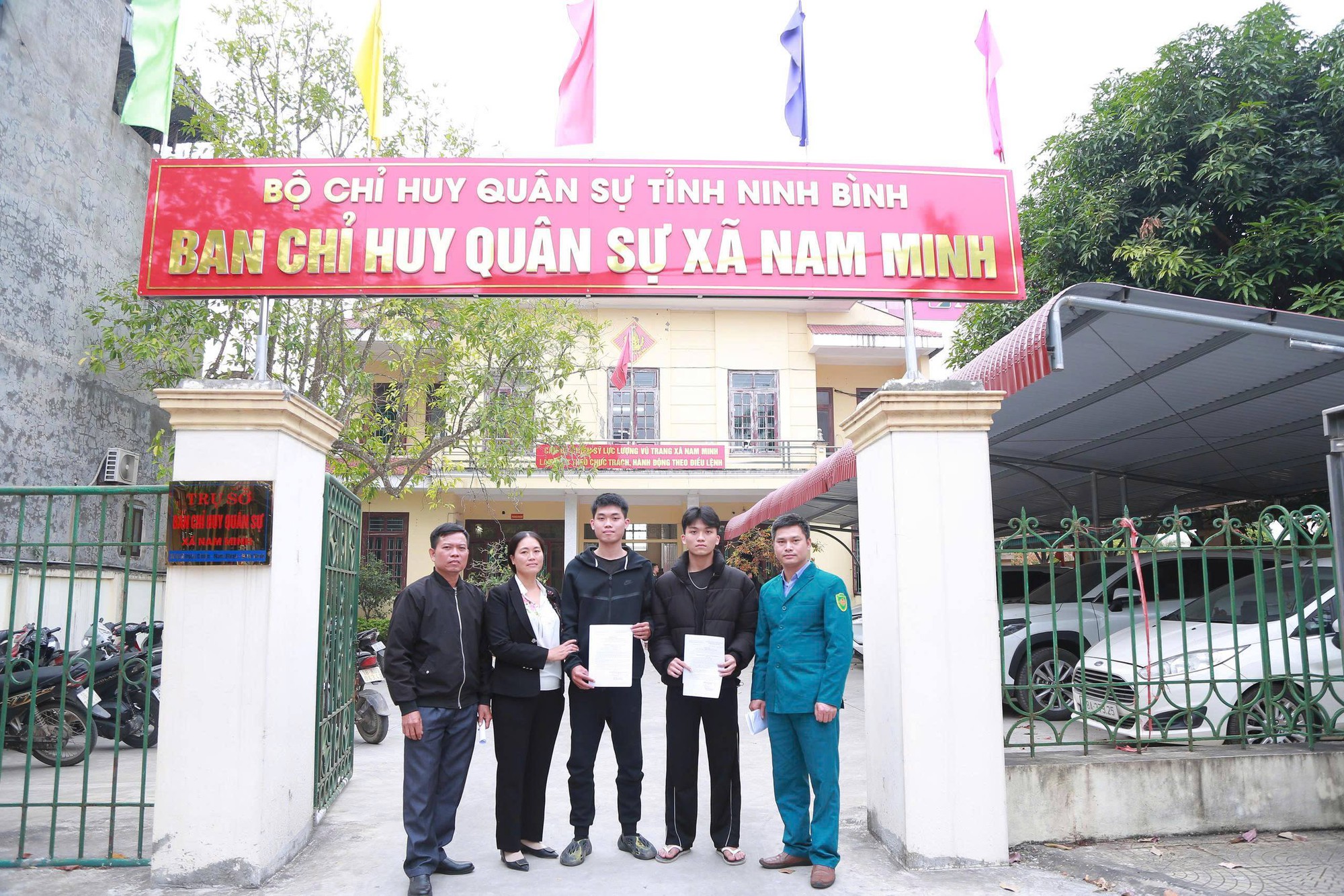 Cử nhân IT và em trai 19 tuổi cùng viết đơn tình nguyện nhập ngũ- Ảnh 1.