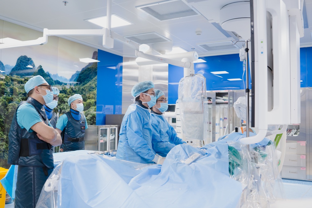 Cụ ông người Israel ngất xỉu tại sân bay Nội Bài do tắc động mạch cảnh - 2