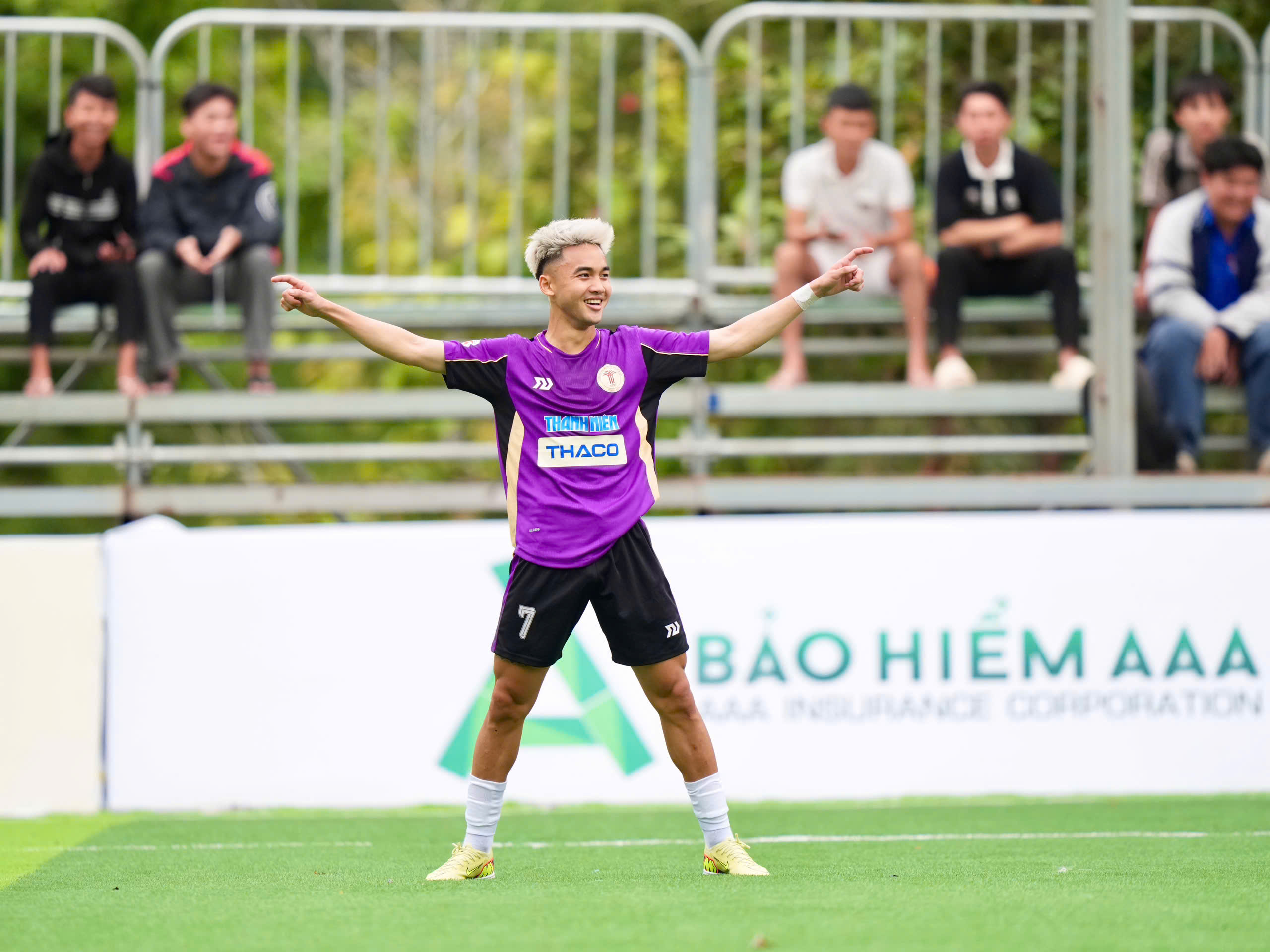 'Neymar xứ Thanh' Trọng Tùng: Cứ sút là có bàn, đi vào lịch sử TNSV THACO cup- Ảnh 1.