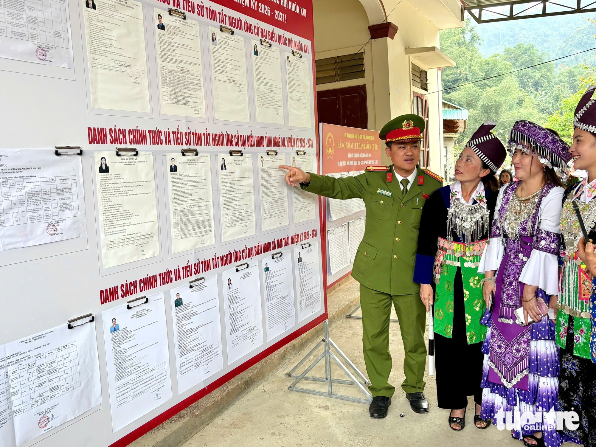 Cử tri 12 xã biên giới, miền núi Nghệ An đi bầu cử sớm - Ảnh 1.