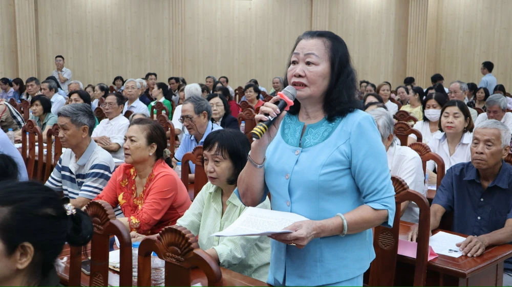 Cử tri góp ý kiến tại hội nghị. Ảnh: THANH THÙY Cử tri TP.HCM đề nghị đầu tư đúng mức về cơ sở vật chất, nhân lực chuyên môn cao cho trạm y tế-tiep-xuc-cu-tri-tram-y-te-tphcm.jpg