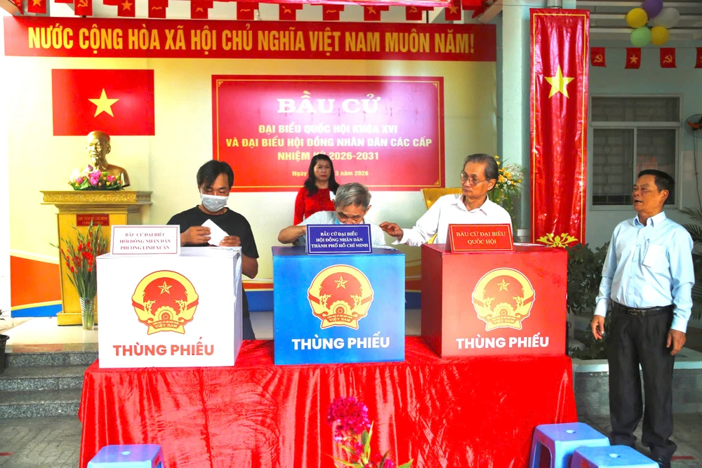 Từ sáng sớm, đông đảo cử tri là công nhân, người lao động đã có mặt tại điểm bỏ phiếu để thực hiện quyền công dân trong "ngày hội non sông". Ảnh: PHẠM HẢI z7622154550546_90e2eb4c84e690c74932dc00517c3c5b.jpg