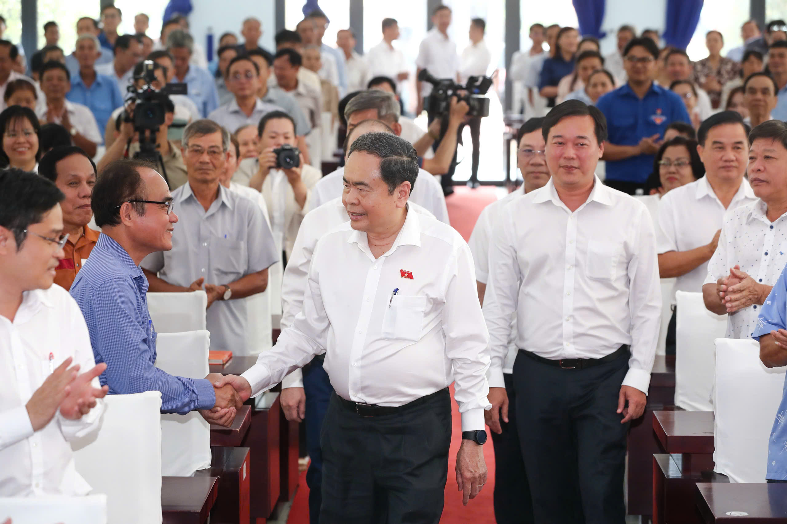 Cử tri đặt câu hỏi về thuế khoán cho ứng cử viên đại biểu Quốc hội 1 Cử tri đặt câu hỏi về thuế khoán cho ứng cử viên đại biểu Quốc hội - Ảnh 1.