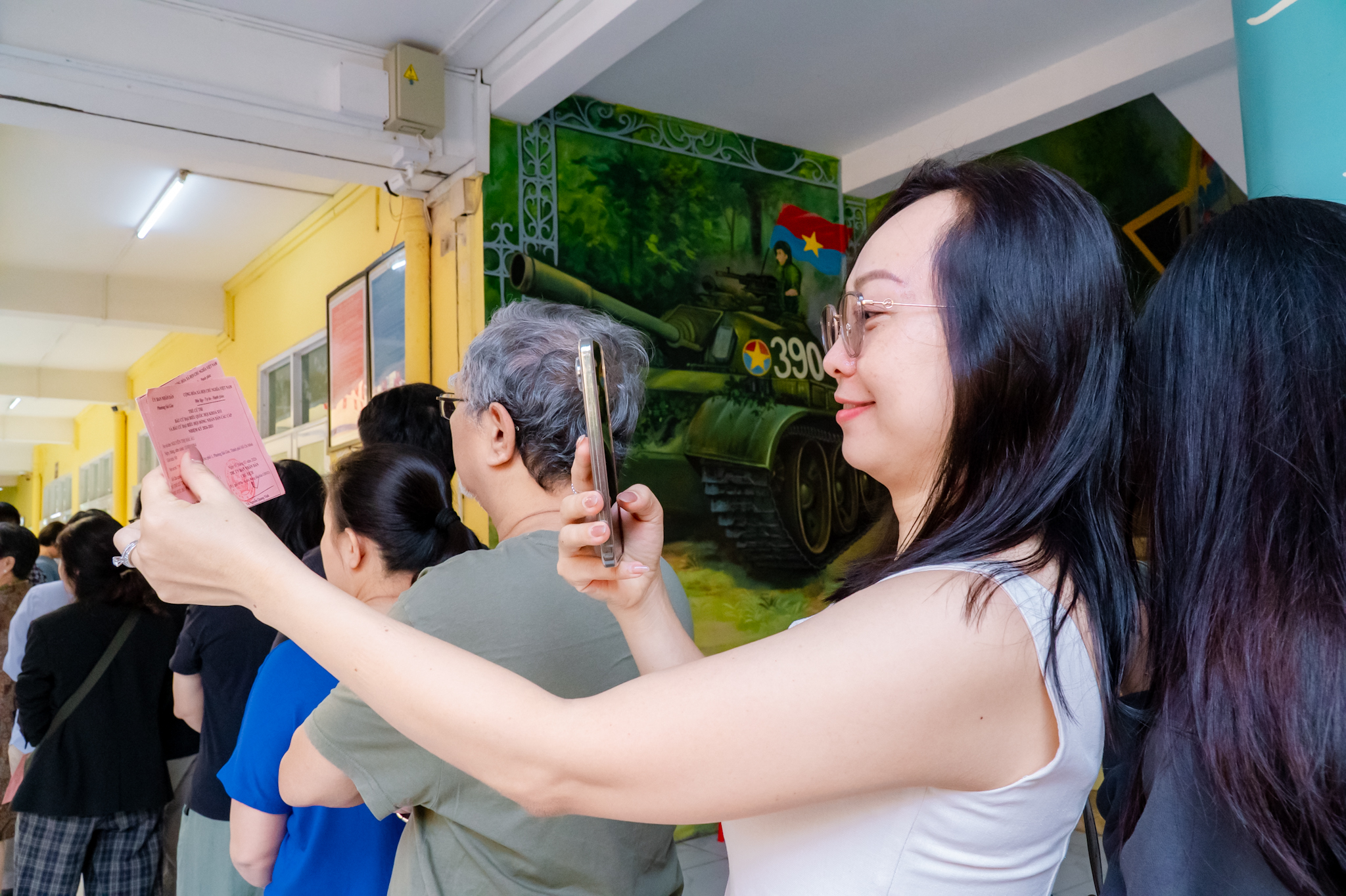 VIDEO: Cử tri trẻ háo hức đi bỏ phiếu, lần đầu tiên được “check in” bầu cử - Ảnh 1.