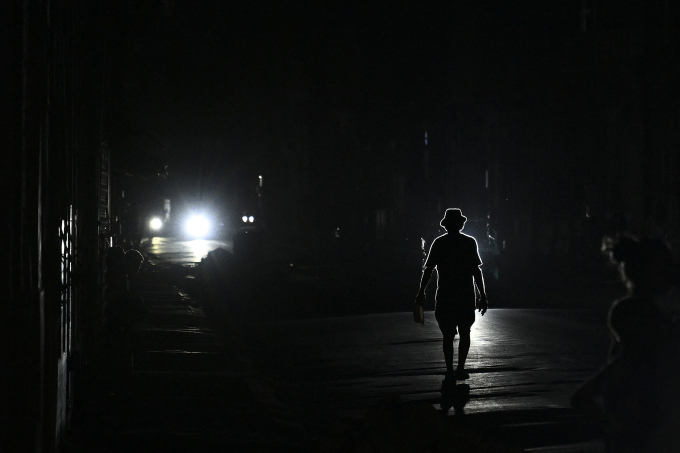 Ánh đèn xe le lói trên đường phố Havana, Cuba ngày 16/3 trong bối cảnh đất nước mất điện hoàn toàn. Ảnh: AFP