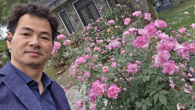 Xuân Bắc bên cây hồng tự vun trồng.