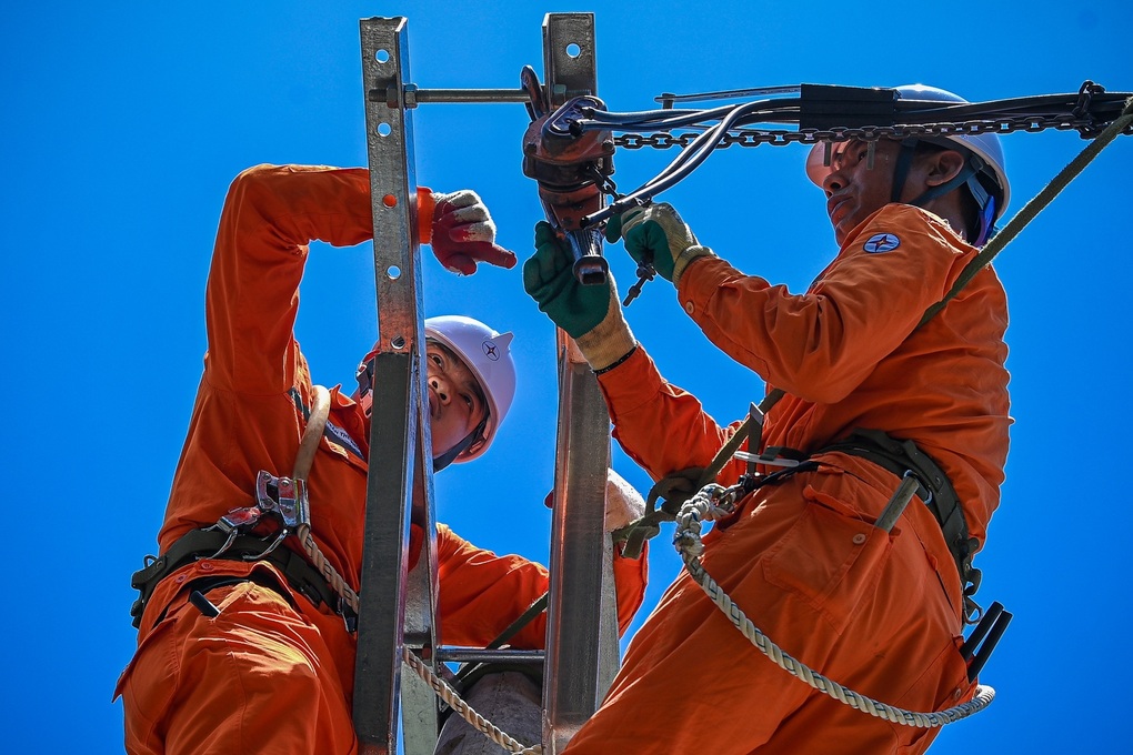 Cung ứng điện mùa khô năm nay chịu áp lực kỷ lục từ nắng nóng, xe điện - 1