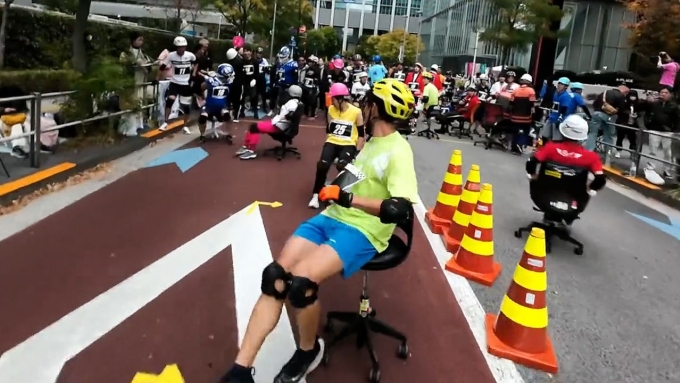 Các tay đua ôm cua bằng ghế xoay tại Kumamoto, Nhật Bản. Ảnh: CNN