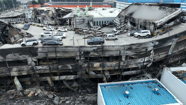 Hé lộ cuộc gọi cuối cùng đầy nước mắt trong vụ cháy nhà máy khiến 64 người thương vong ở Hàn Quốc- Ảnh 1. Hé lộ cuộc gọi cuối cùng đầy nước mắt trong vụ cháy nhà máy khiến 64 người thương vong ở Hàn Quốc- Ảnh 1.