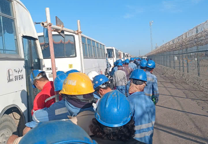 Xe đưa đón lao động rời nhà máy về nơi ở sau mỗi ngày làm việc. Ảnh: Phan Trọng