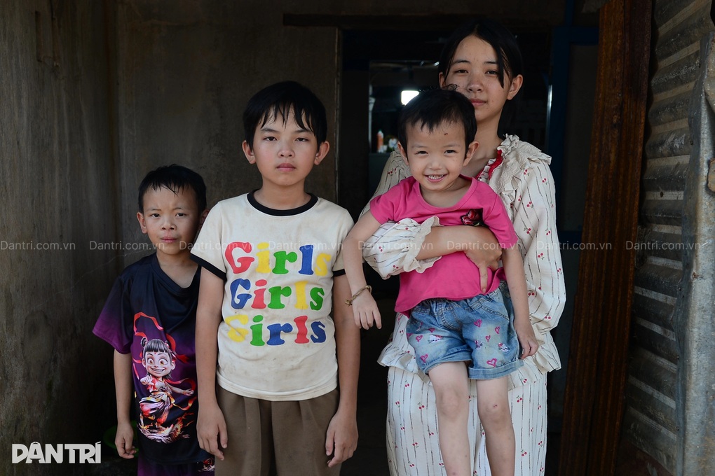 Cuộc sống đảo lộn vì bị ghép hình là mẹ bé gái 16 tuổi nuôi 3 em ở Lâm Đồng - 1