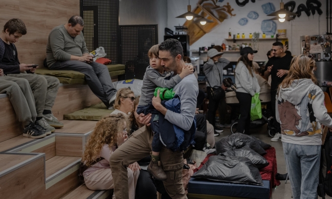 Các gia đình sinh hoạt dưới một hầm trú ẩn công cộng tại Ramat Gan, khu vực ngoại ô Tel Aviv, Israel. Ảnh: WSJ