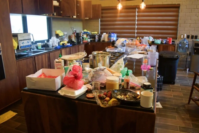 Các hộp đồ ăn mang về nằm ngổn ngang trên quầy tại căn biệt thự. Ảnh: Reuters