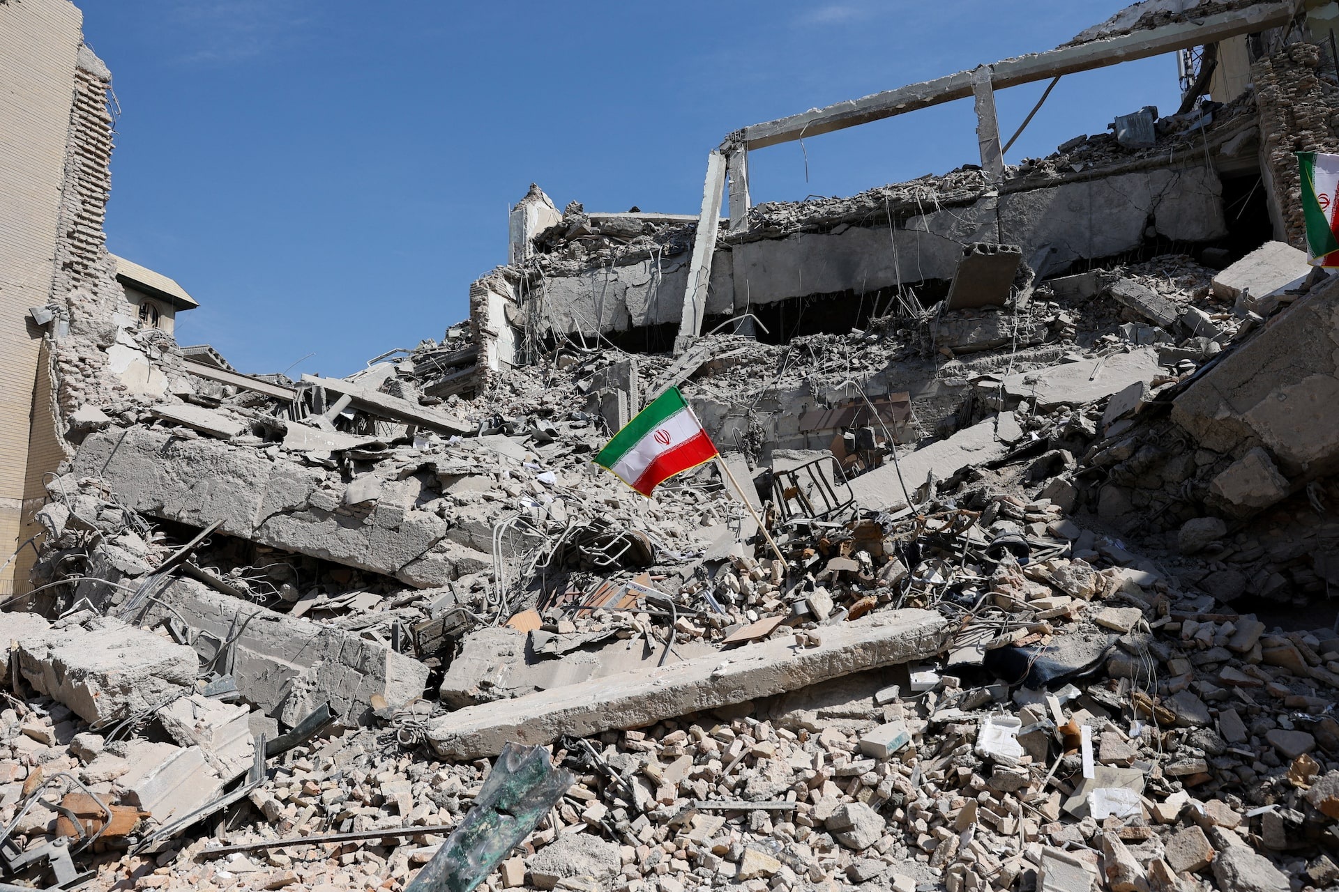 Cuộc sống thời chiến dưới làn bom đạn của người Iran - 1