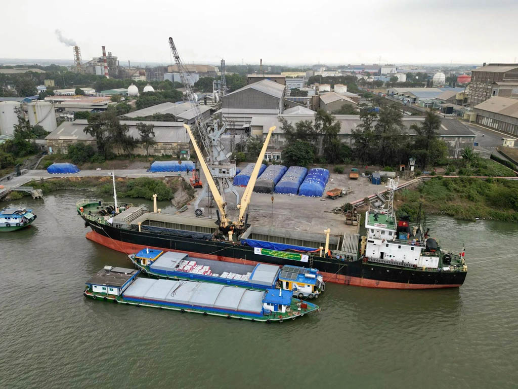 Cước tàu biển tăng mạnh, nhiều tuyến tạm ngưng- Ảnh 1. Cước tàu biển tăng mạnh, nhiều tuyến tạm ngưng- Ảnh 1.