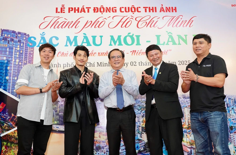 Nhà báo Mai Ngọc Phước, Tổng Biên tập báo Pháp Luật TP.HCM, Trưởng Ban chỉ đạo cuộc thi ảnh (đứng giữa) chụp hình kỷ niệm cùng diễn viên Liên Bỉnh Phát, Đại sứ cuộc thi ảnh (thứ 2, từ trái qua); Các thành viên Hội đồng giám khảo: Đại tá, Nghệ sĩ nhiếp ảnh, Chủ tịch Hội Nhiếp ảnh TP.HCM Đoàn Hoài Trung, (thứ 2, từ phải qua); Nhiếp ảnh gia Ngô Trần Hải An, (bìa trái) và Nhiếp ảnh gia Nguyễn Tấn Tuấn (bìa phải). Ảnh: THUẬN VĂN Nhà báo Mai Ngọc Phước, Tổng Biên tập báo Pháp Luật TP.HCM, Trưởng Ban chỉ đạo cuộc thi ảnh (đứng giữa) chụp hình kỷ niệm cùng diễn viên Liên Bỉnh Phát, Đại sứ cuộc thi ảnh (thứ 2, từ trái qua); Các thành viên Hội đồng giám khảo: Đại tá, Nghệ sĩ nhiếp ảnh, Chủ tịch Hội Nhiếp ảnh TP.HCM Đoàn Hoài Trung, (thứ 2, từ phải qua); Nhiếp ảnh gia Ngô Trần Hải An, (bìa trái) và Nhiếp ảnh gia Nguyễn Tấn Tuấn (bìa phải). Ảnh: THUẬN VĂN