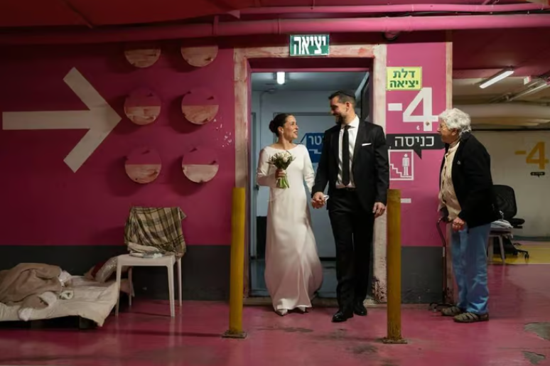 Cưới nhau dưới hầm trú bom- Ảnh 1.