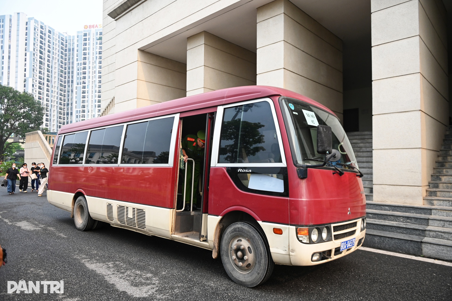 Cựu Thứ trưởng Hoàng Văn Thắng bị dẫn giải đến tòa - 1 Cựu Thứ trưởng Hoàng Văn Thắng bị dẫn giải đến tòa - 1