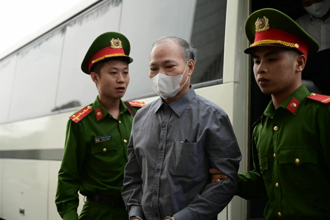 Cựu Thứ trưởng Hoàng Văn Thắng bị đưa đến tòa, sáng 30/3. Ảnh: Danh Lam