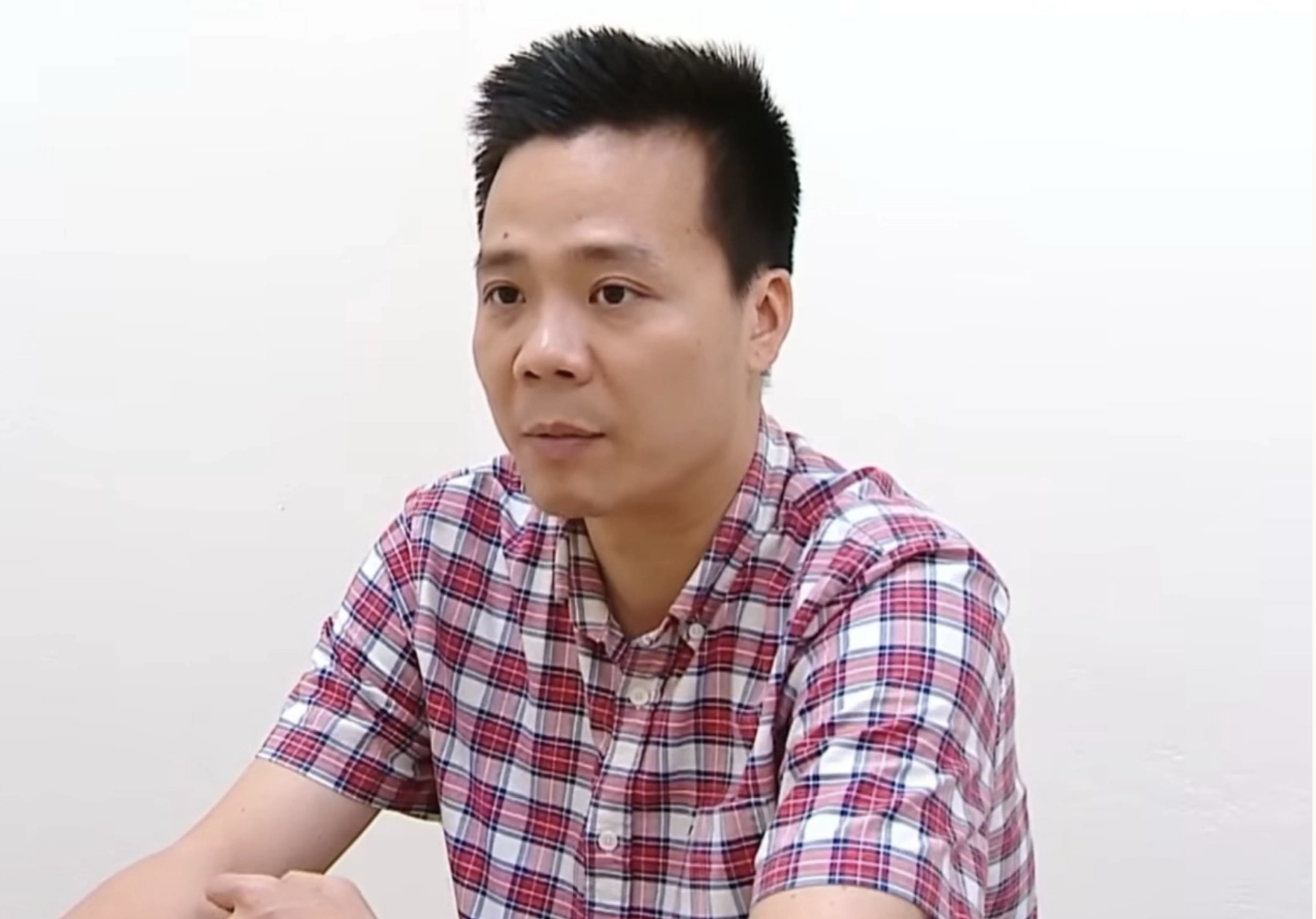 Cựu cảnh sát bị đề nghị truy tố vì báo tin cho doanh nghiệp sữa giả- Ảnh 1.