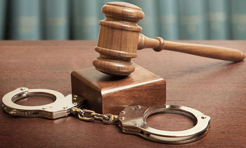 Cựu hiệu trưởng ở Hà Nội bị truy tố vì lạm thu tiền dạy thêm - Ảnh 1.