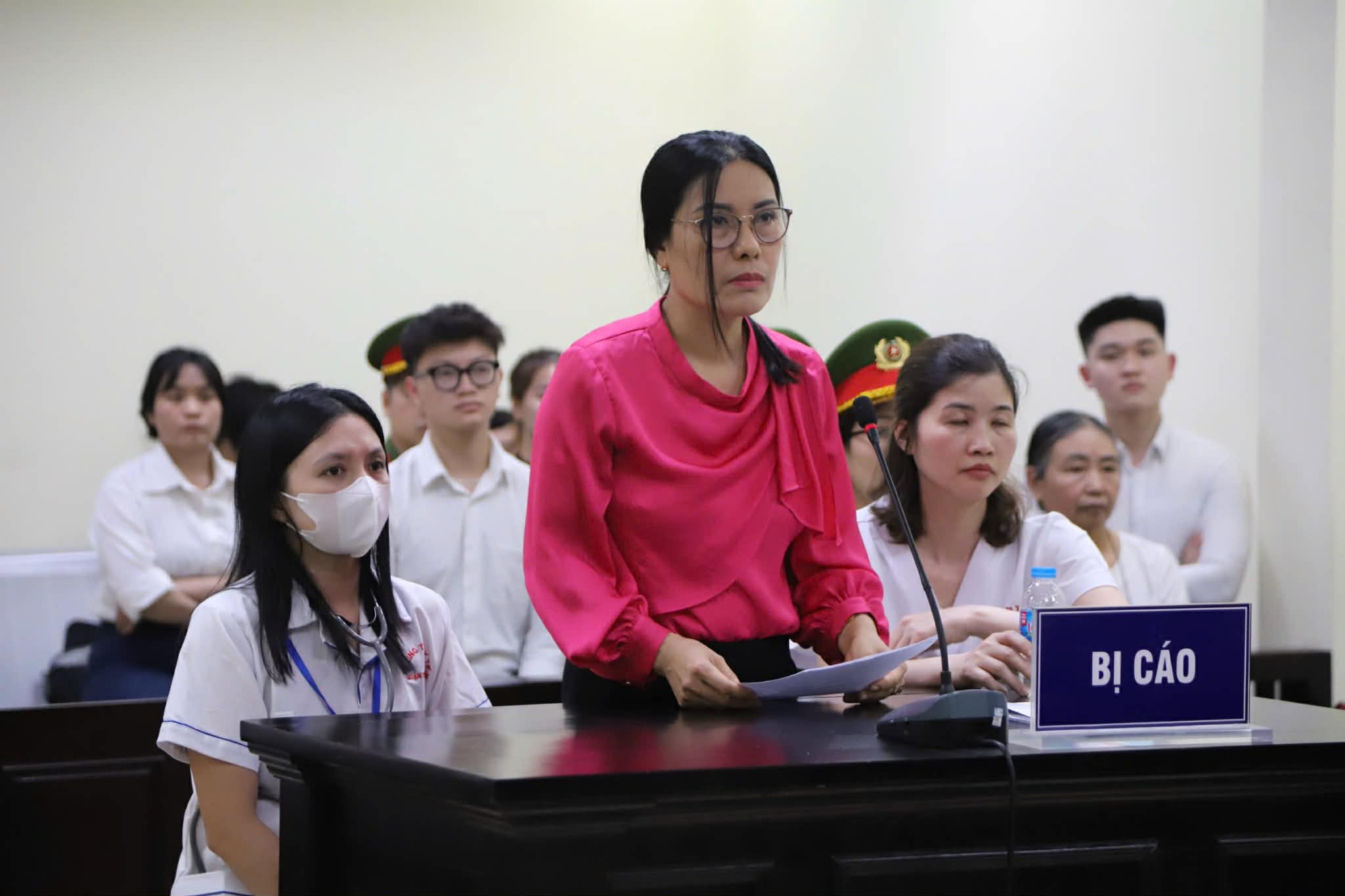 Cựu hiệu trưởng lãnh 3 năm tù vì thu 15.000 một tiết dạy thêm từ 13 năm trước 1 Cựu hiệu trưởng lãnh 3 năm tù vì thu 15.000 một tiết dạy thêm từ 13 năm trước - Ảnh 1.