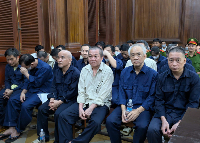 Ông Vũ Đức Thiệu (thứ 2 phải qua) và các bị cáo tại tòa. Ảnh: Hải Duyên