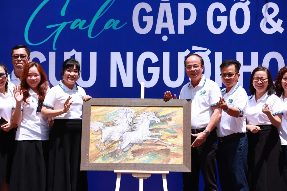 ĐH-Luật_Bà Lưu Thị Thanh Mẫu, Đồng sáng lập kiêm Tổng Giám đốc Công ty cổ phần Đầu tư và Xây dựng Phúc Khang giành chiến thắng trong phiên đấu giá bức tranh _Song Mã Thiên Hà_ với mức giá 218 triệu đồng.jpg