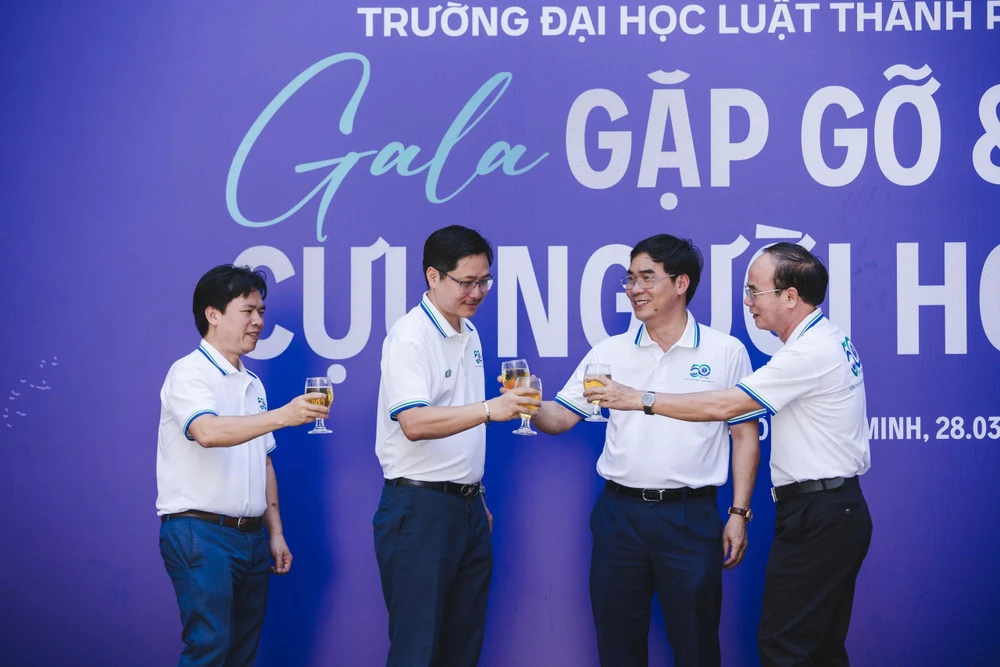 ĐH-Luat_Ban lãnh đạo ULAW cùng nâng ly khai tiệc tại Gala.jpg